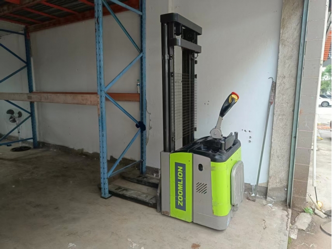 贛州 二手電動堆高機(jī) 重型堆高機(jī)